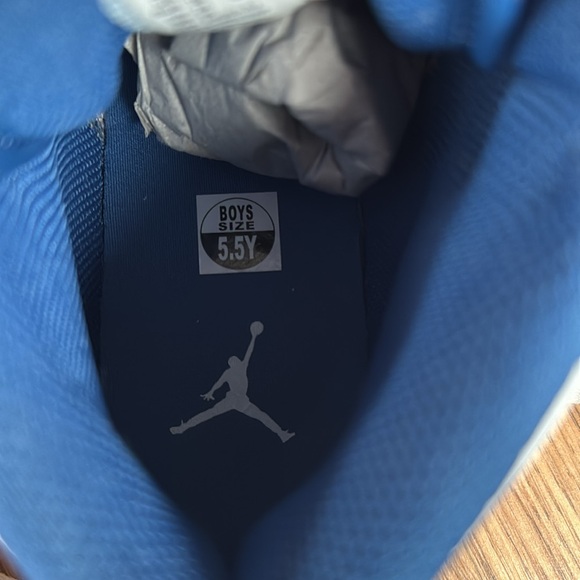 Nike Air Jordan 1 mid EUC - Picture 5 of 6